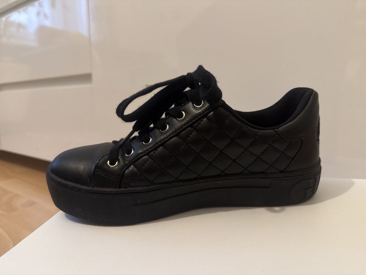 Scarpe da donna: Guess Sneaker Schwarz Gold Gr. 38  – Usato da Luzern venduto da Proljece 1
