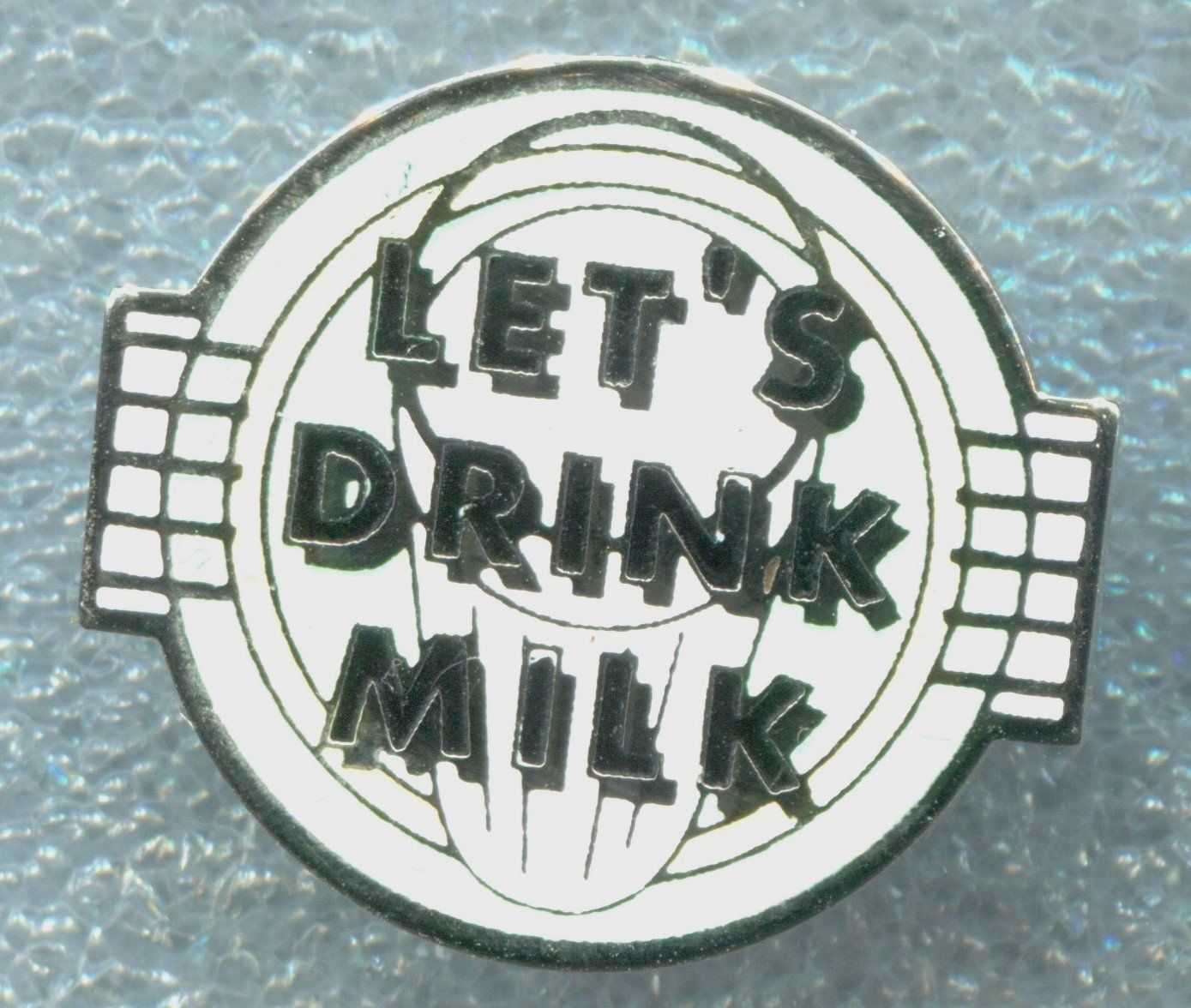 Plaketten & Abzeichen: LET'S  DRINK  MILK – Gebraucht aus Winterthur von Sammleroase