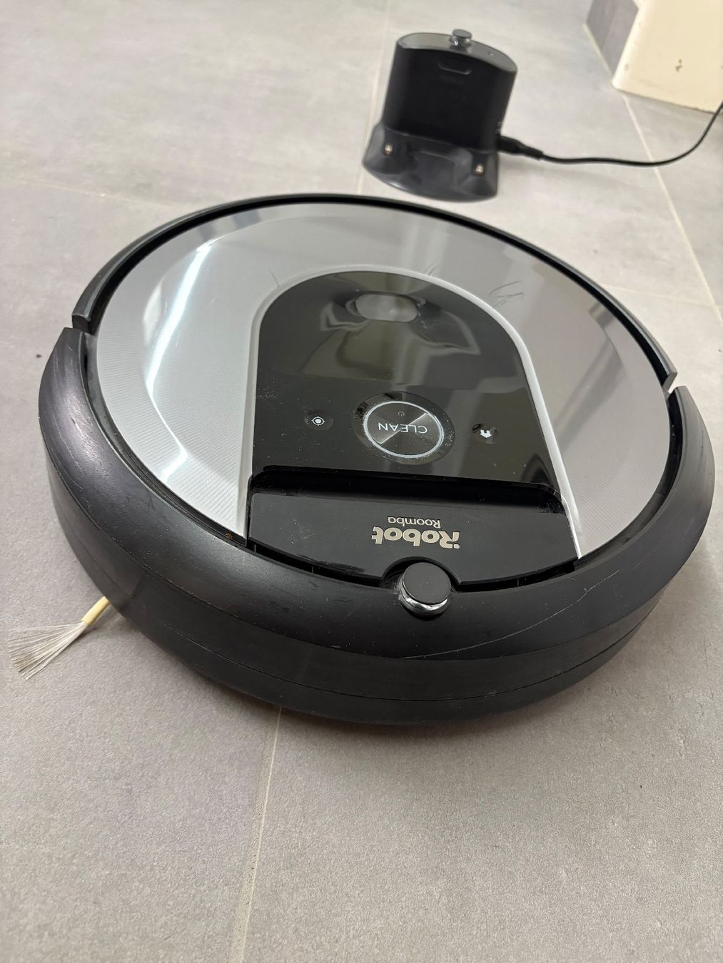 Irobot Staubsauger & Zubehör: Saugroboter iRobot Roomba gebraucht mit Ladestation – Gebraucht aus Braunau von AIB_Albastru