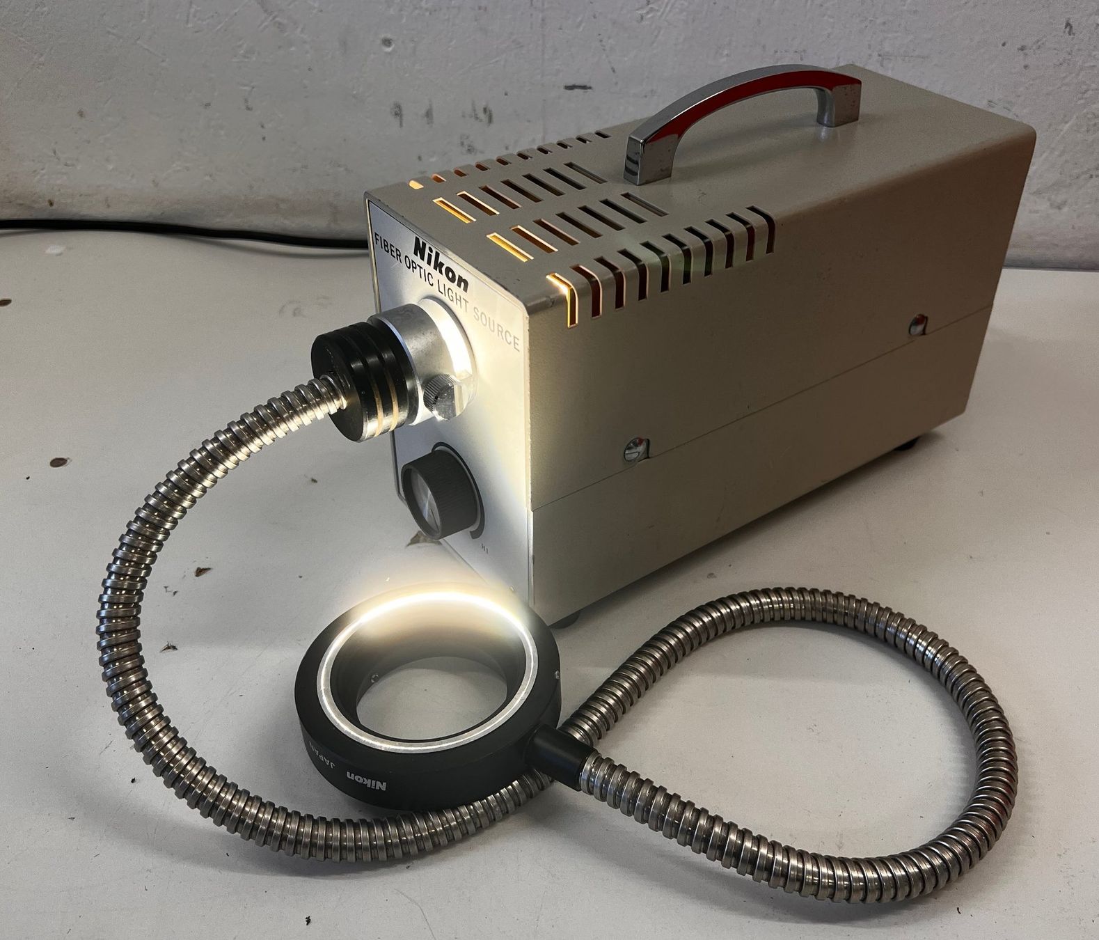 Accessori da laboratorio: Nikon Fiber Optic Light Source – Usato da Niederdorf venduto da LeptonAG_Labor