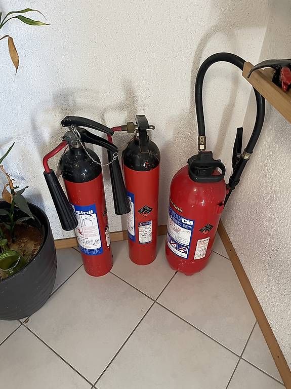 Feuerlöscher: Divers Extincteurs à reconditionner – Gebraucht aus Villars-Tiercelin von karimus1888