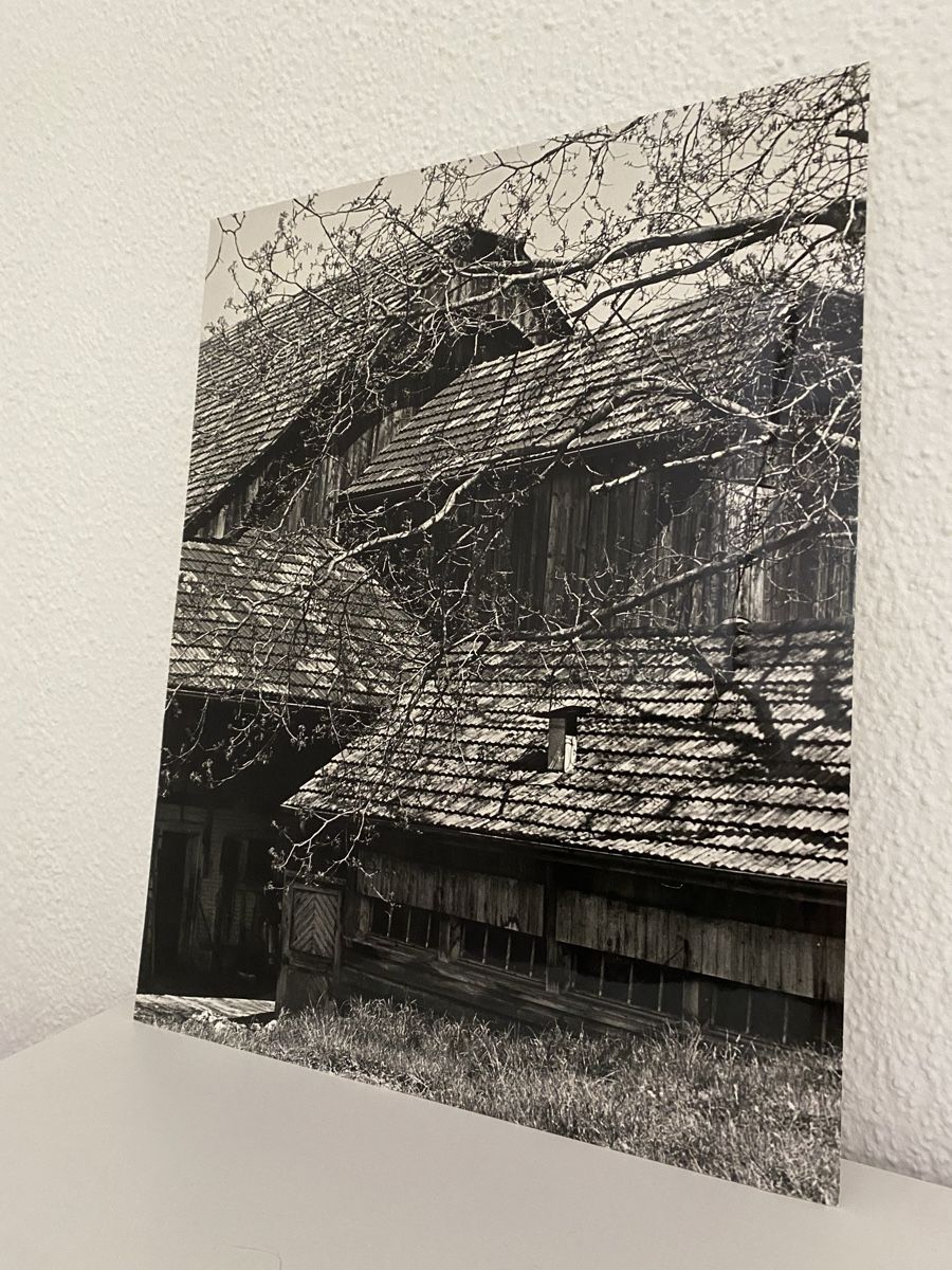 Poster & Bilder: Foto"Dachneigungen",  schwarz/weiss, Nostalgie, Scheune – Gebraucht aus Winterthur von san_9m2f