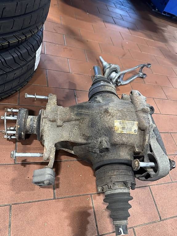 Tutti pezzi di ricambio auto: E60/61 xdrive Differentiale – Usato da Stetten AG venduto da VladyslavK