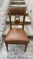 Antiker Stuhl mit Harfenmotiv 