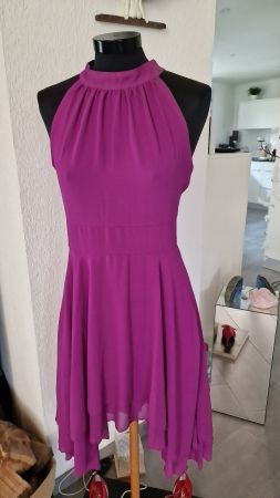 Schönes Kleid mit speziellem Rücken, weit schwingend NEU