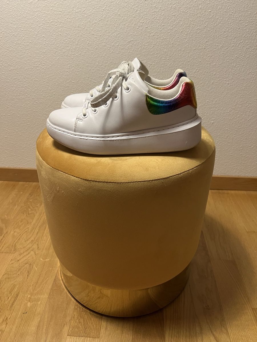 Guess Scarpe da donna: Guess Bradly Sneaker – Usato da Sisseln AG venduto da L.A.88 1
