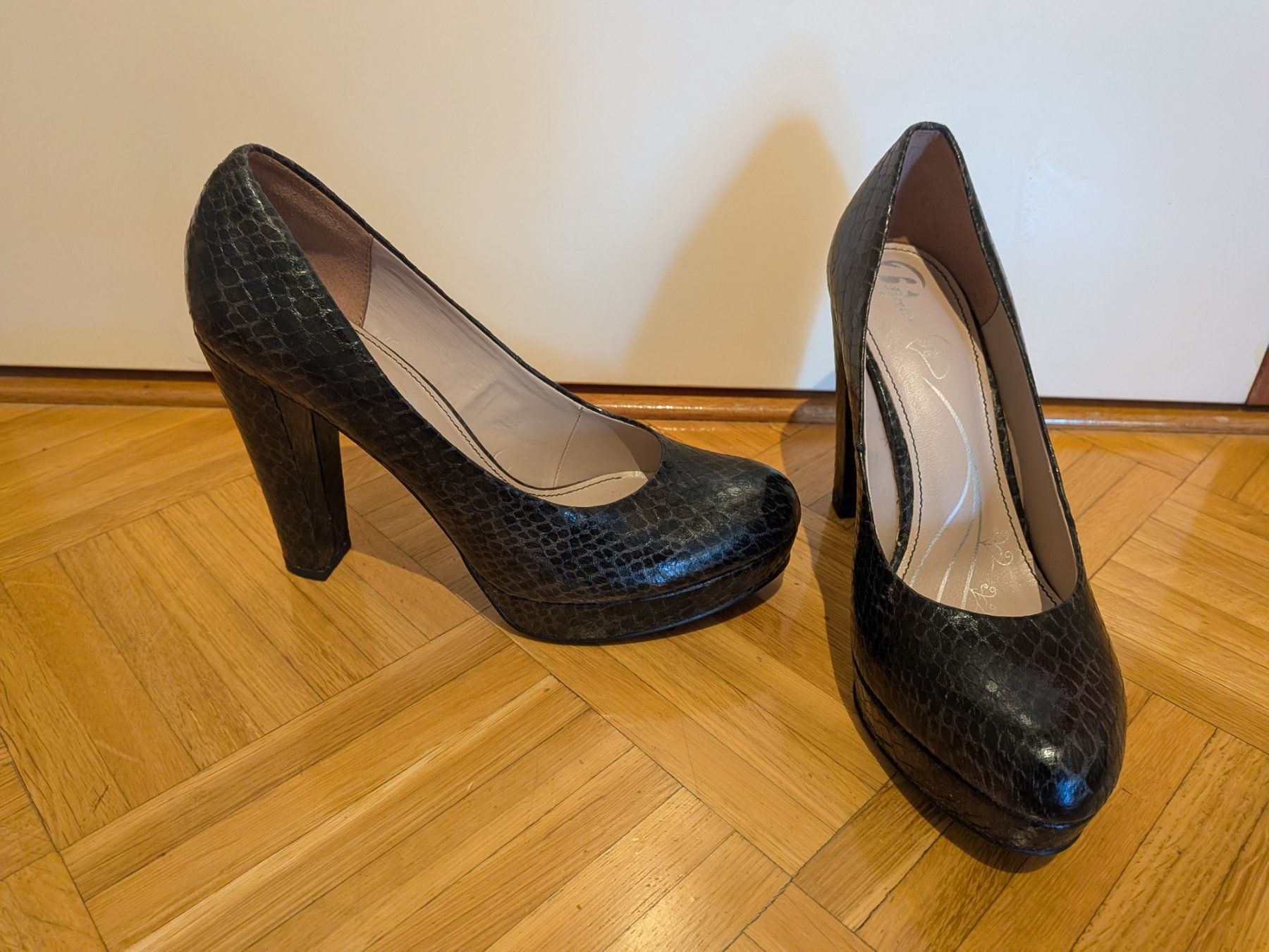 Scarpe da donna: Escarpins Bata taille 40 (neufs) – Nuovo e nell'imballaggio originale da Plan-les-Ouates venduto da vla_9sr9