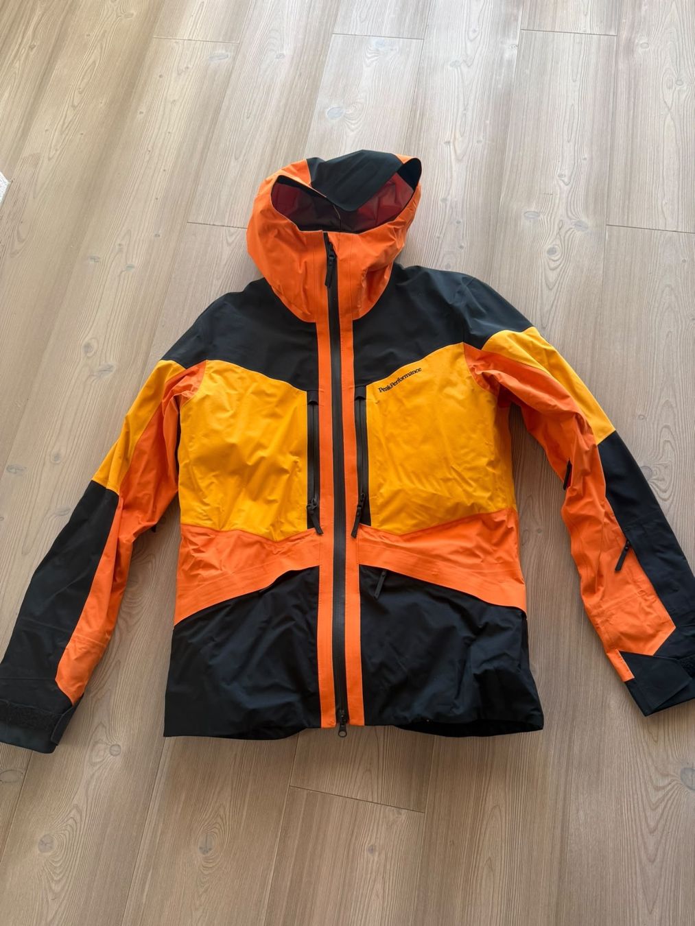 Peak Performance Jacken: Veste gore tex de la marque Peak Performance – Gebraucht aus Matran von BeMaLe
