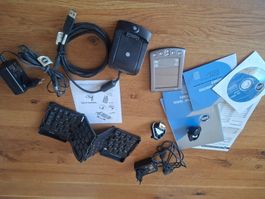 Palm m500 mit viel Zubehör. Wohl Akku defekt.