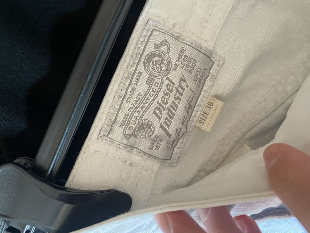 Diesel Pantalons: Shorts Diesel blanc taille 30 – D'occasion à Pâquier-Montbarry par mir_687p 5