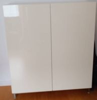 Joli meuble Besta 2 portes IKEA façades brillantes
