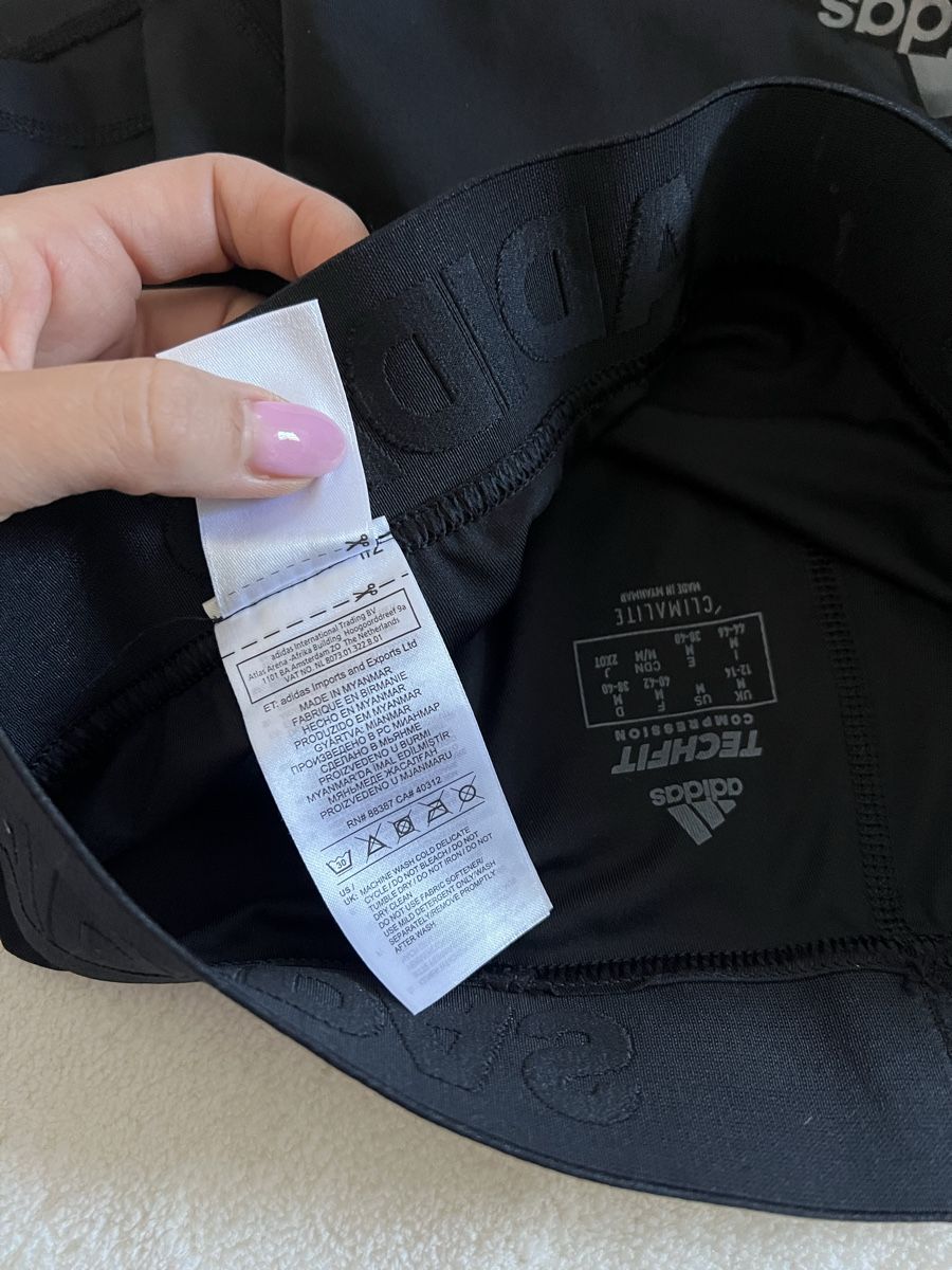 Adidas Leggings: Short Adidas Techfit Compression noir jamais porté. Taille M – Neu (gemäss Beschreibung) aus La Chaux-de-Fonds von jul_5kd8 2
