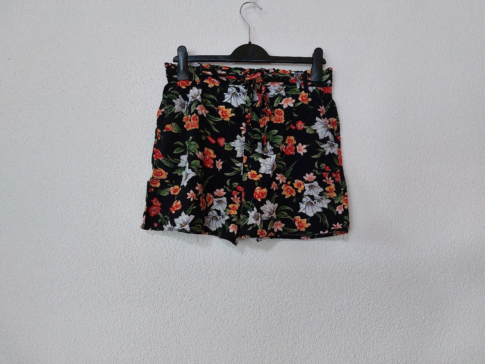 Pantalons: Kurze Hose Blumenmuster – D'occasion à Effingen par roe_7mb7