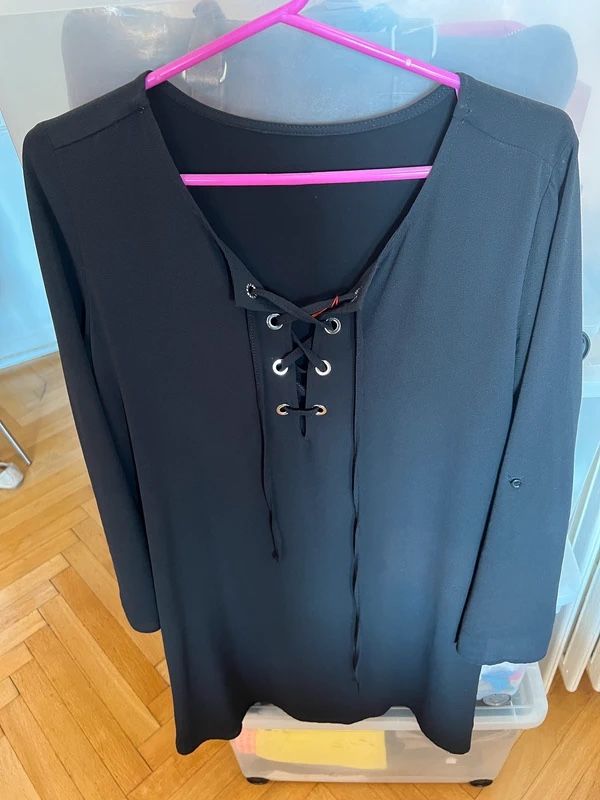 Zara Kleider: Robe Zara noire à lacets, élégante et confortable - Taille M – Gebraucht aus Lausanne von Stephaniesdressing 1