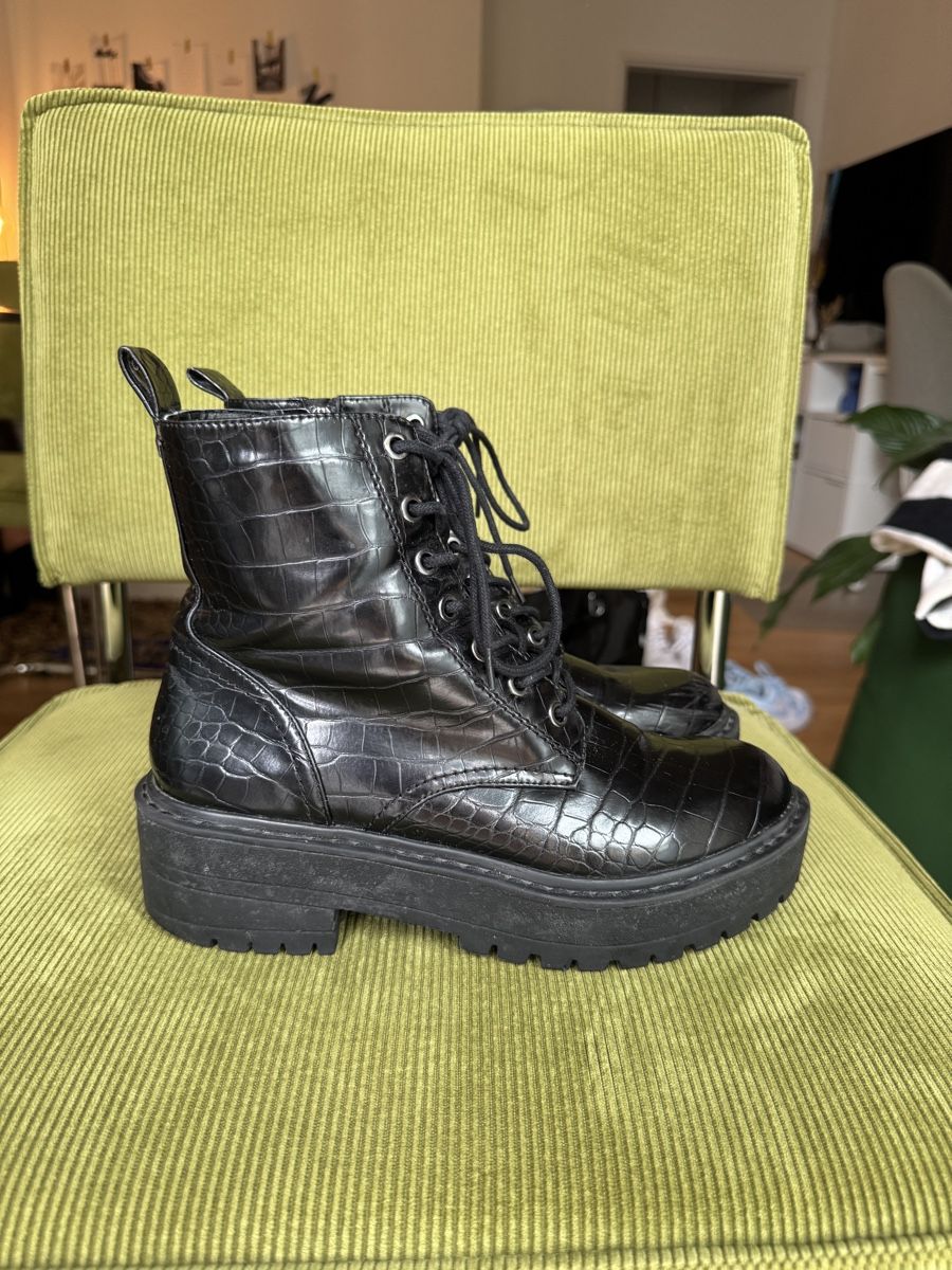 Stradivarius Chaussures femmes: Stiefel, schwarz, Krokodil-Optik, Größe 38 – D'occasion à Zürich par van_58nb 2