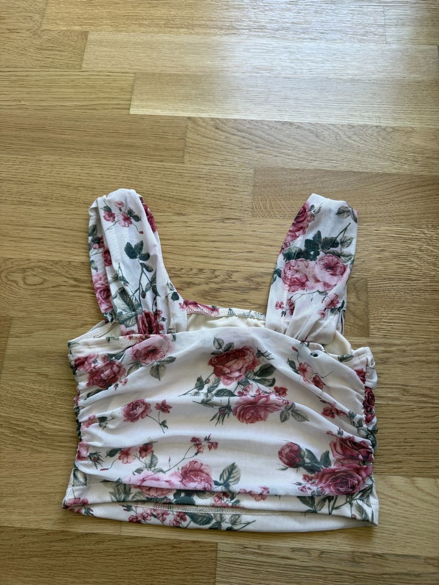 Shein Top: Top – Nuovo (secondo la descrizione) da Brunnen venduto da pel_vk7g 1