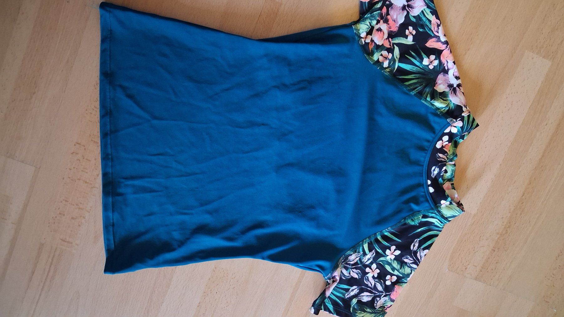 Blouses, T-shirts & Tops: 2 t-shirts de bains taille 152 – D'occasion à Fribourg par mar_wd7v 1