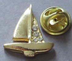 PIN, GOLDIGES SEGELSCHIFF MIT STEINCHEN SCHMUCK-PIN