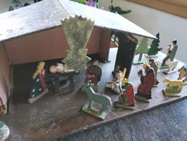 Weihnachtskrippe Holz mit Figuren Set gebrauchter Zustand