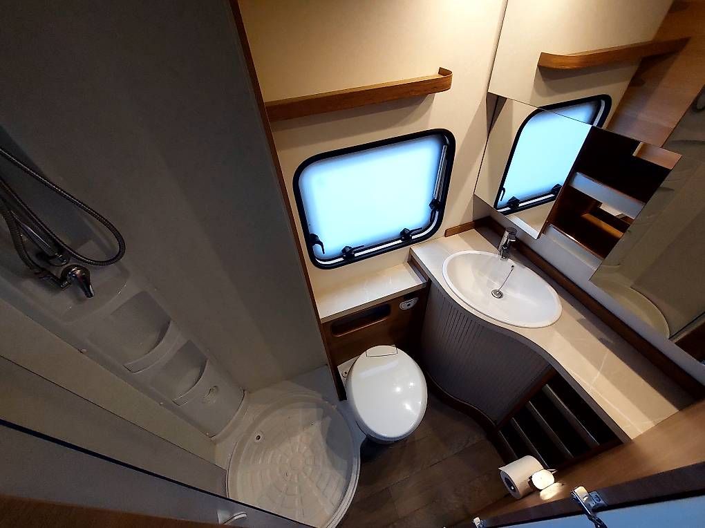 Mobilhome: Hobby 545kmf avec auvent autoportant  – Usato da Lausanne venduto da 8max3 3