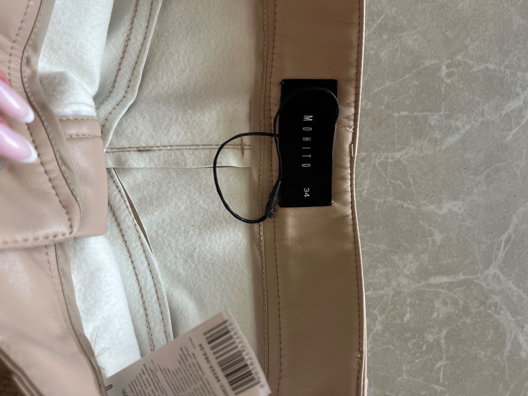 Pantaloni: Neue Kunstleder-Hose von Mohito – Nuovo (secondo la descrizione) da Zürich venduto da Victoria_T 3