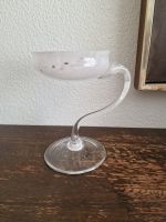 Schöne Glas-Schale auf geschwungenem Fuss, Deko-Objekt