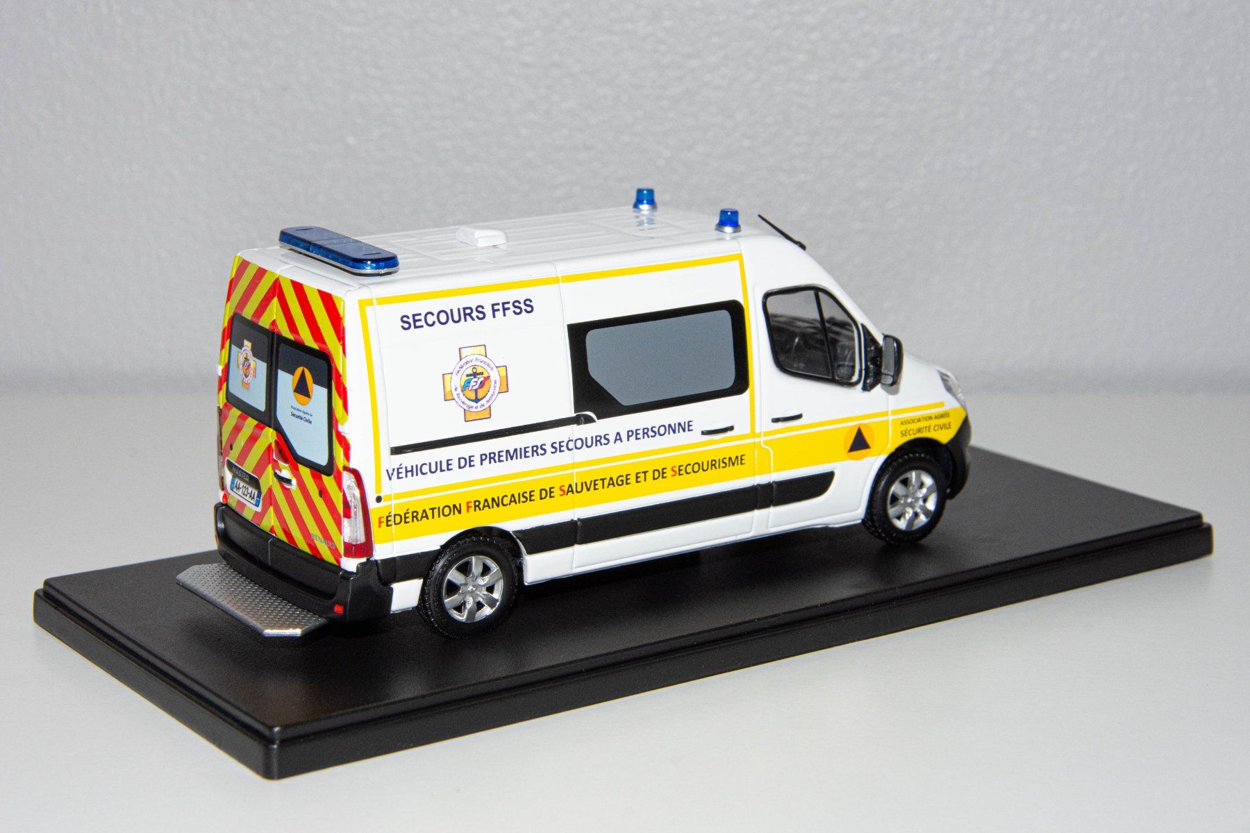 Renault Modellini d'auto: Ambulance Renault Master 2014 ELIGOR (1/43) – Nuovo e nell'imballaggio originale da Genève venduto da auto_miniatures 1