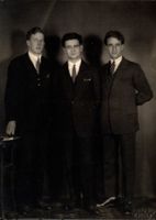 3 junge Männer in Anzügen (G. Kurfiss, Zürich)