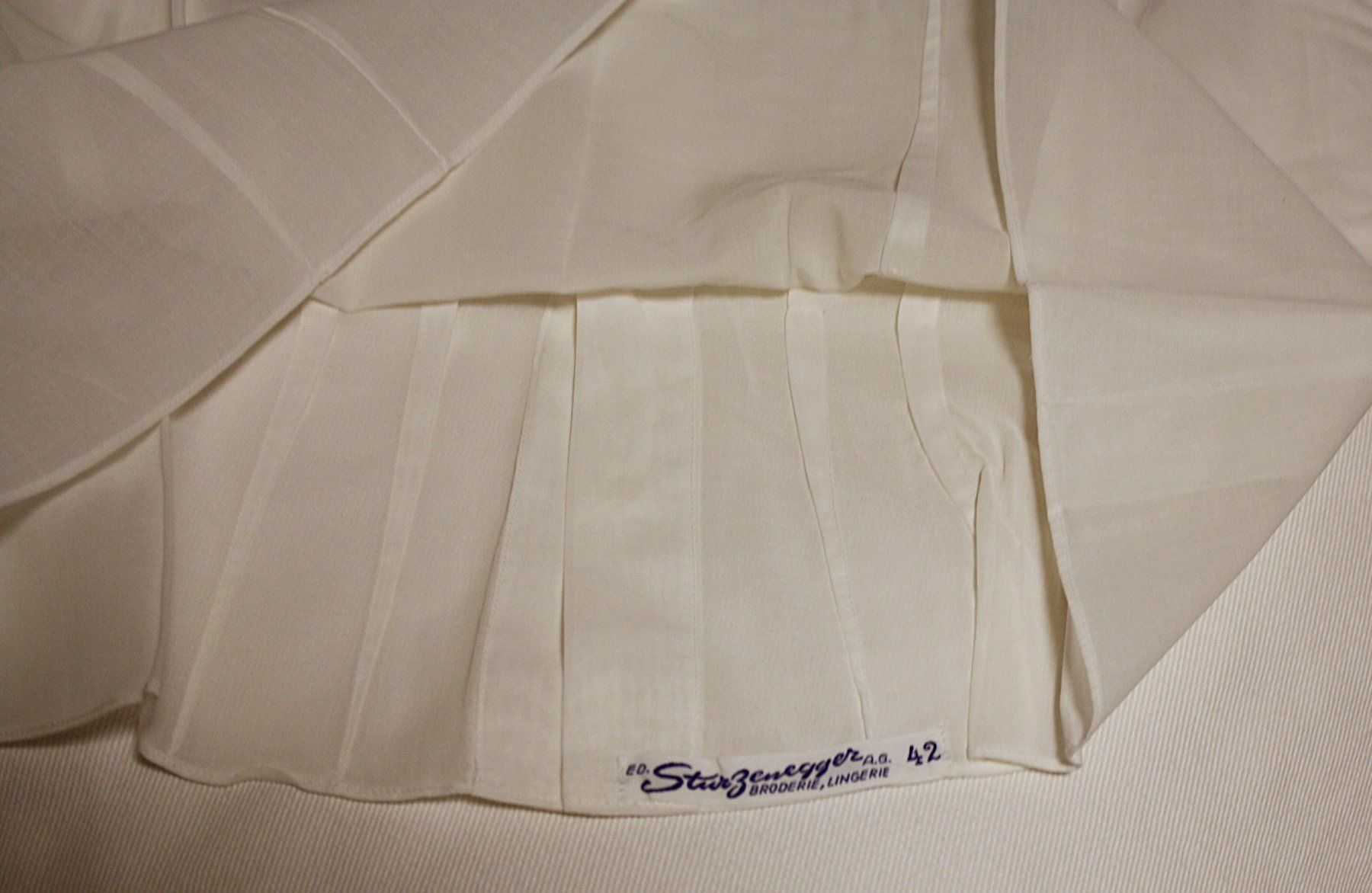 Camicette: Bluse Spitze und Schleife weiss Gr. 42 – Usato da Flüelen venduto da Diversicum-Vintage 6