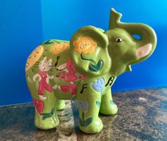Grüner Deko-Elefant, Keramik, bemalt mit Blumen & Musik!