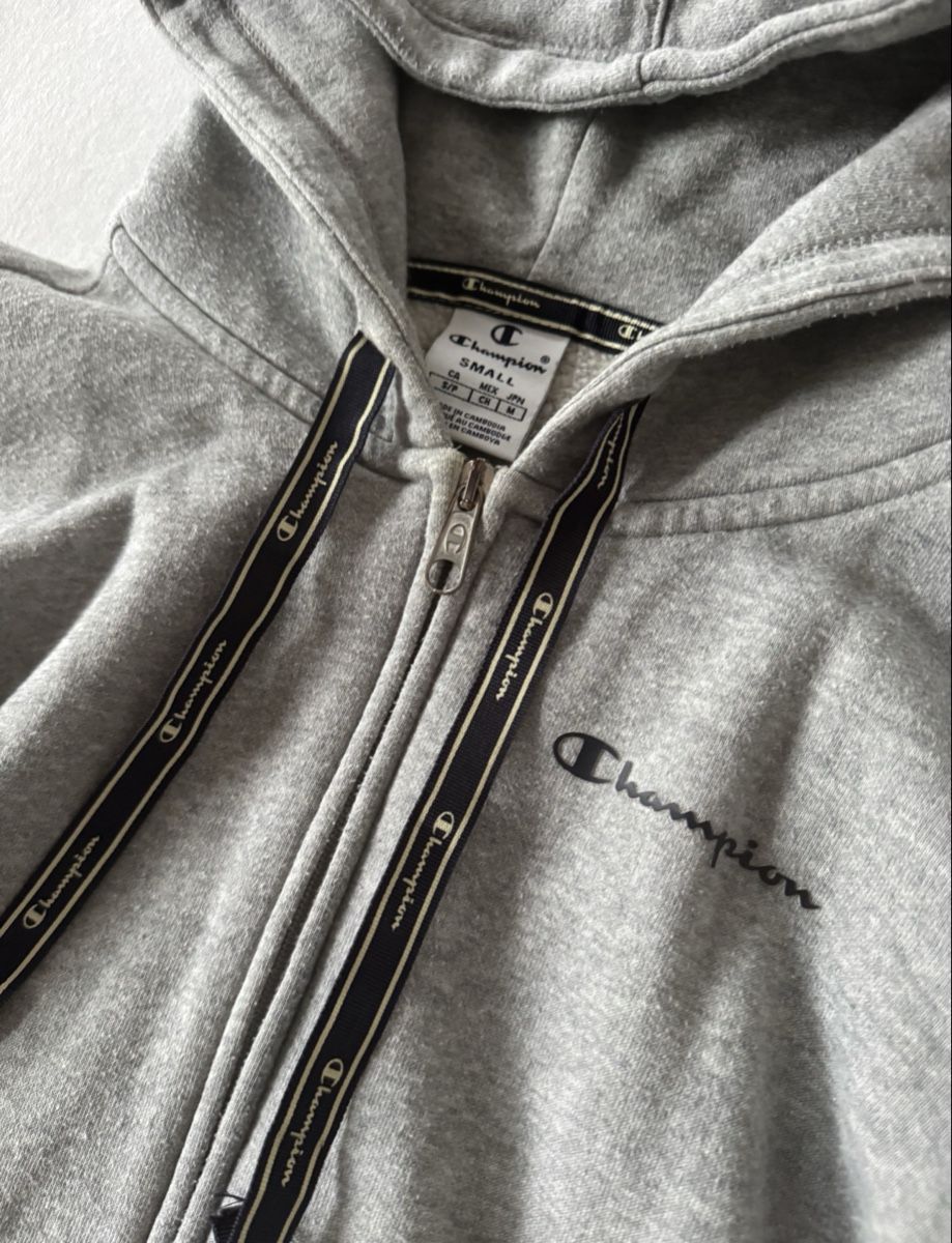 Champion Jacken: Champion Hoodie grau – Gebraucht aus Spreitenbach von mar_7f8c 1