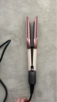 Doyoo Airstraight Glättföhn 2 in 1 glättet und föhnt.