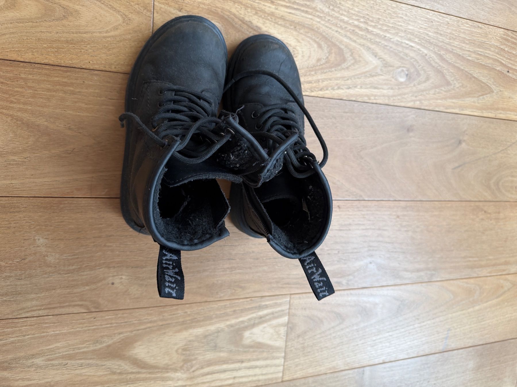 Dr. Martens Scarpe per ragazzi: Black Dr. Martens Boots - Cosy & Durable, Winter Ready! – Usato da zürich venduto da kaja022 1