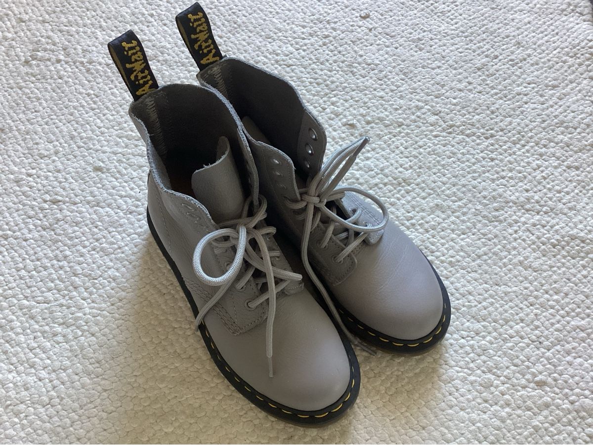 Dr. Martens Scarpe da donna: Dr. Martens Boots, Graues Leder, Grösse 37, NEU!! – Nuovo (secondo la descrizione) da Kirchberg BE venduto da noel091