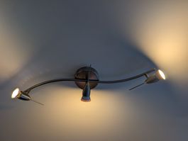 Deckenleuchte mit 3 Spots Metall gebogen schwenkbar gebra...