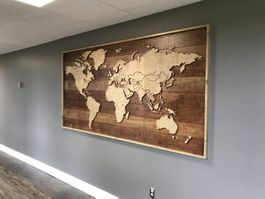 Weltkarte aus Holz - eingraviert