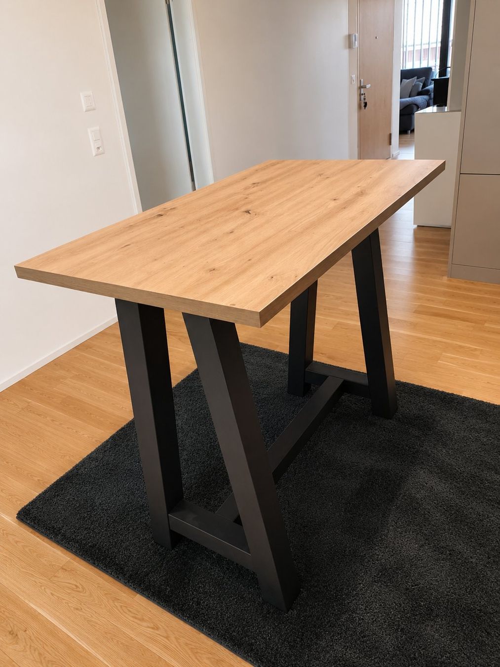 Tables: Bartisch Holz hellbraun / grau – D'occasion à Zwingen par Socke98 2