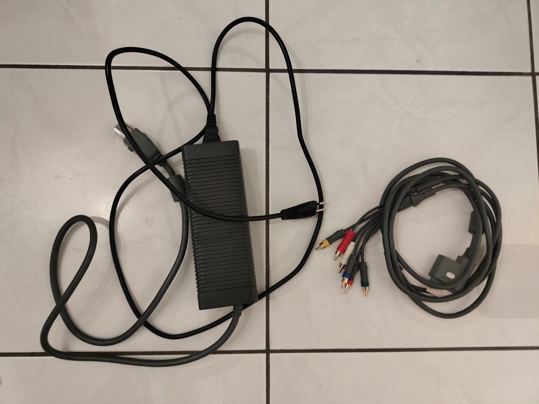 Console: Xbox 360 mit 2 controller – Usato da Sissach venduto da ruminative 1