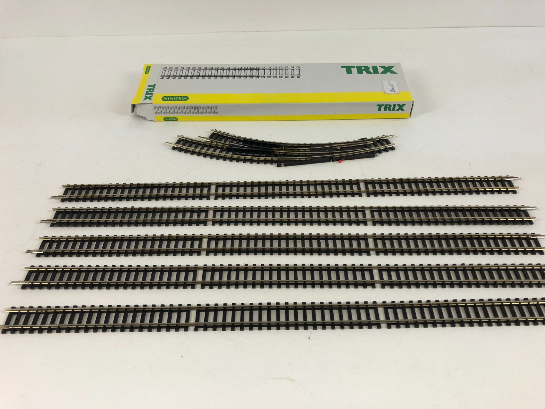 Trix Modellini di ferrovie: Minitrix Spur N Gleise und eine Weiche – Usato da Rodersdorf venduto da Joerg11