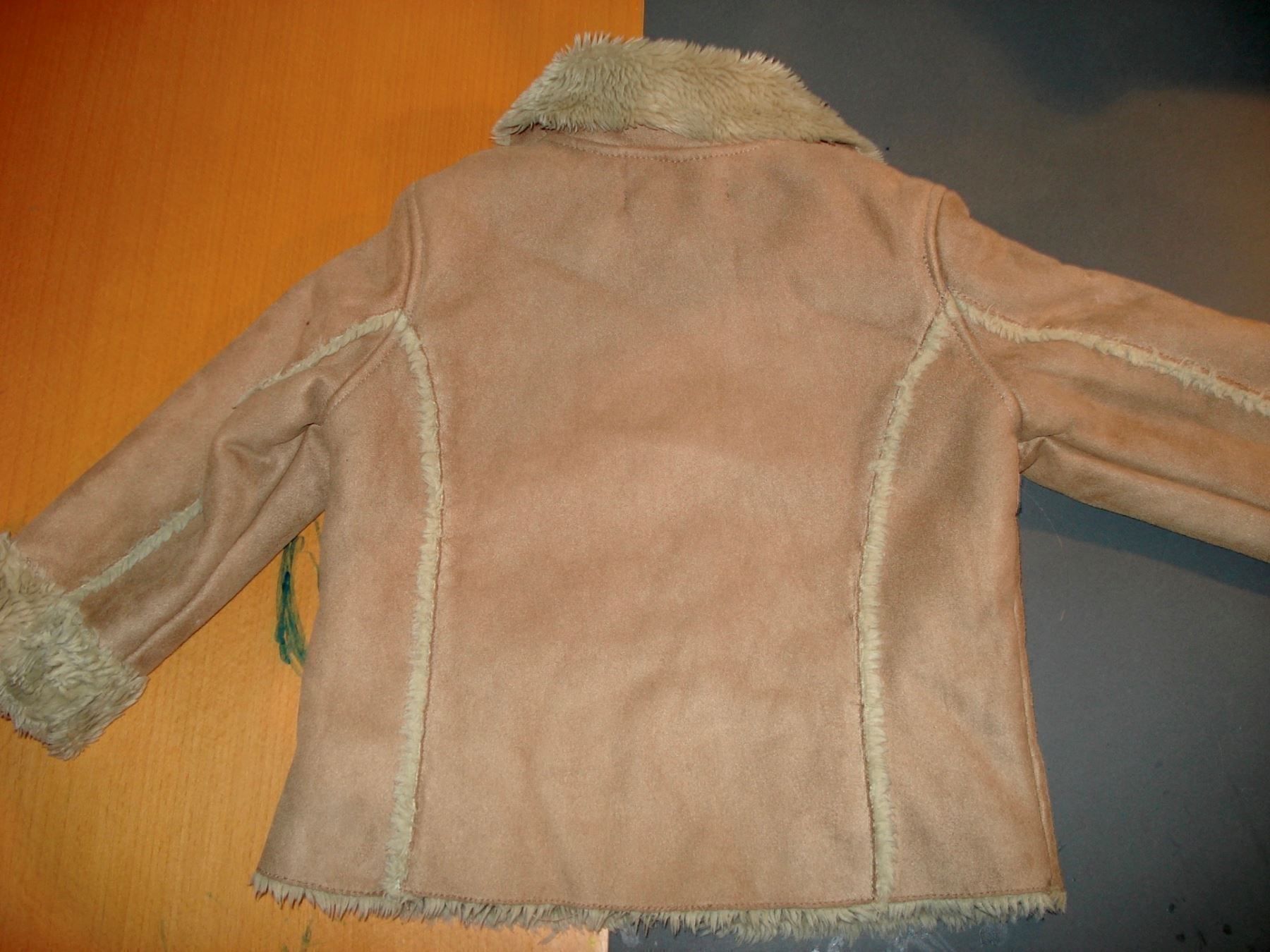 Giacche & Cappotti: wunderschöne beige Kunstpelzjacke 4-5 J – Usato da Neuendorf venduto da Knopfi 1