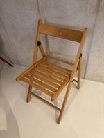 10 Klappstühle aus Holz