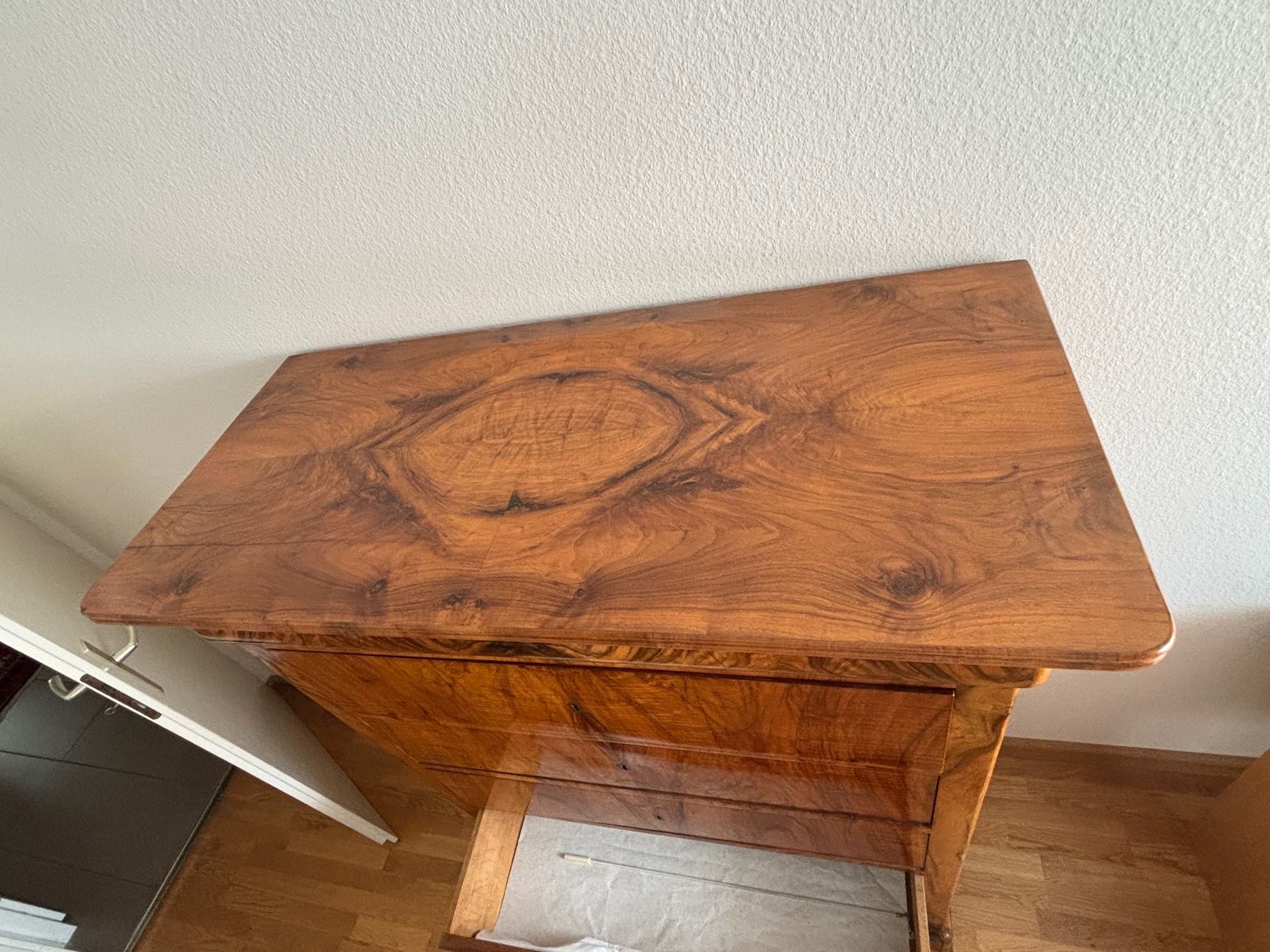 Articoli in legno: Antike Nussbaum Kommode mit Schubladen, schönes Muster,... – Usato da Oberwil BL venduto da severina010 3