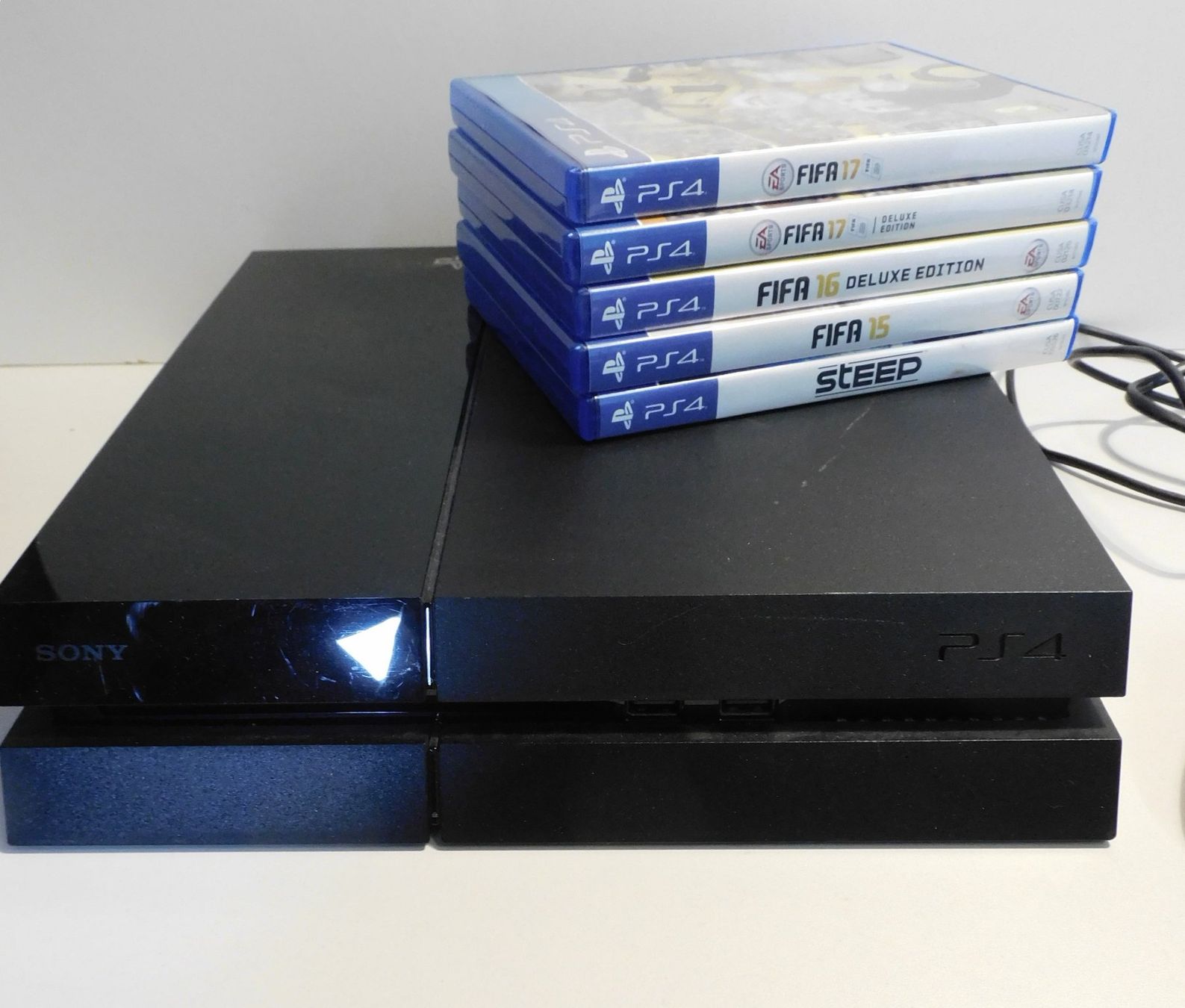 Sony Konsolen: PS 4 Konsole 2 Controller u 5 Spiele PS 4  funktioniert – Gebraucht aus Sursee von 76 7