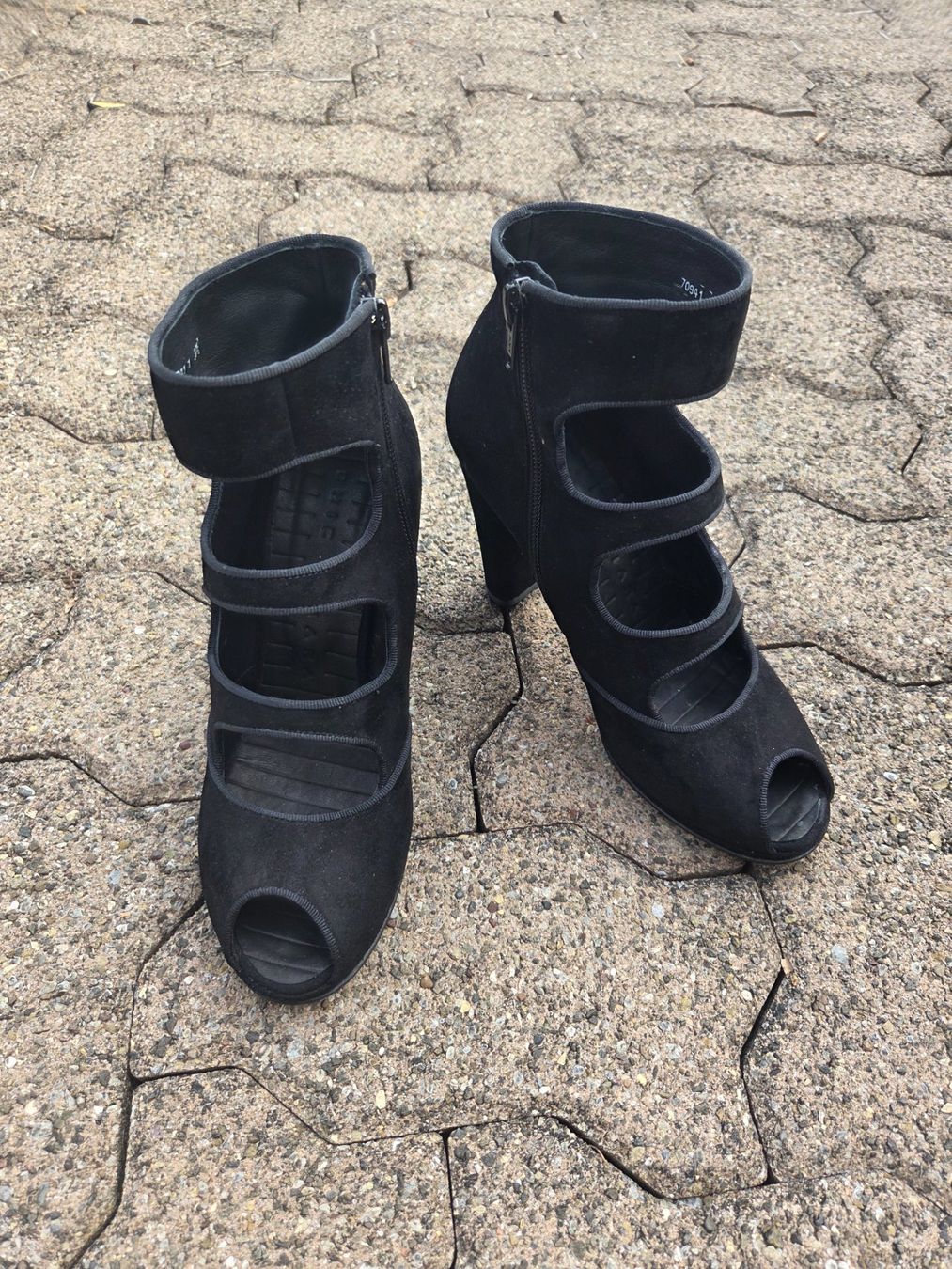Chie Mihara Chaussures femmes: Chie Mihara Black Suede Booties NEU 37.5 – Neuf (Voir description) à Zürich par aktak 1