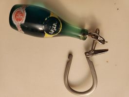 Schlüsselanhänger Perrier Flasche Grün Metall Plastik 1960er