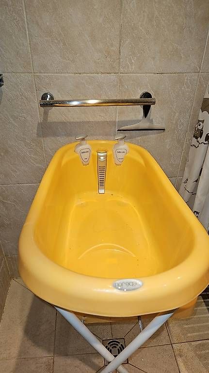 Vasche da bagno: Baby Badewanne mit Gestell – Usato da Pèry venduto da Gopo 1