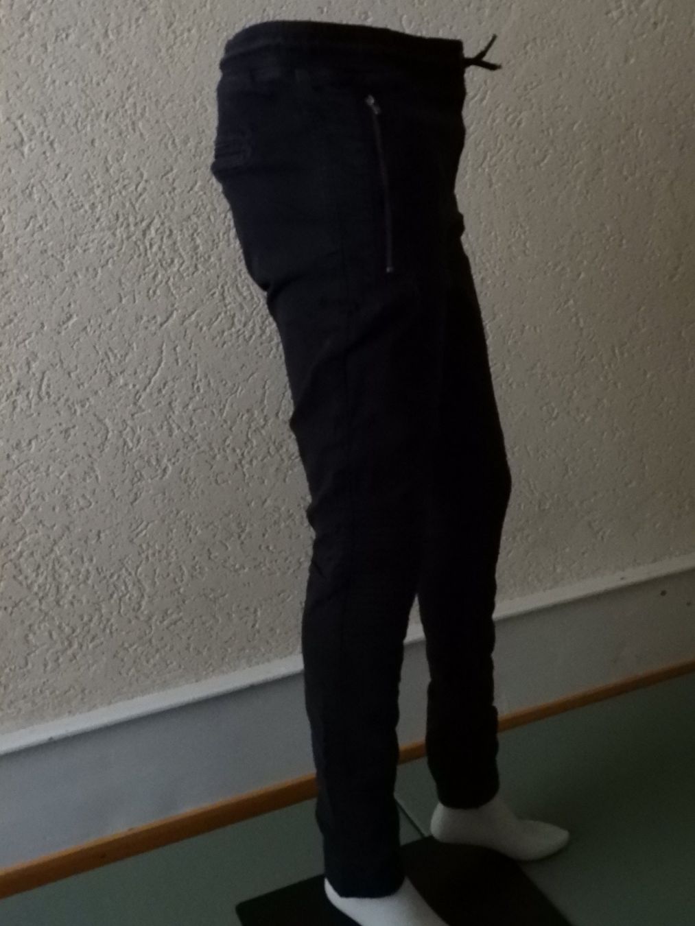 C&A Pantaloni: Pantalon JOG COTTON noir, taille 176 – Usato da Dombresson venduto da sev_bsb8 2