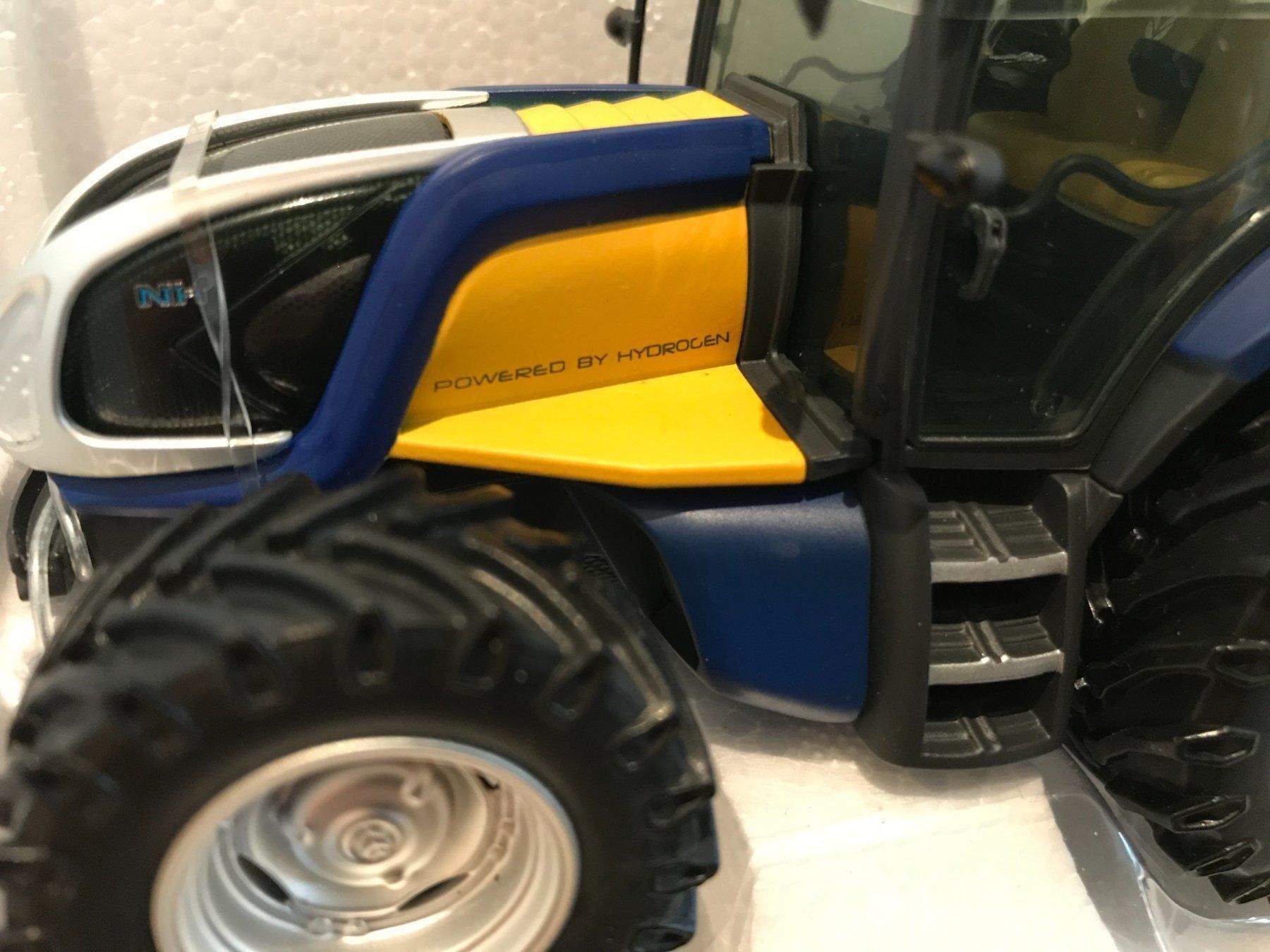 New Holland Trattori: New Holland Hydrogen – Nuovo e nell'imballaggio originale da Kreuzlingen venduto da Stefan1150 1