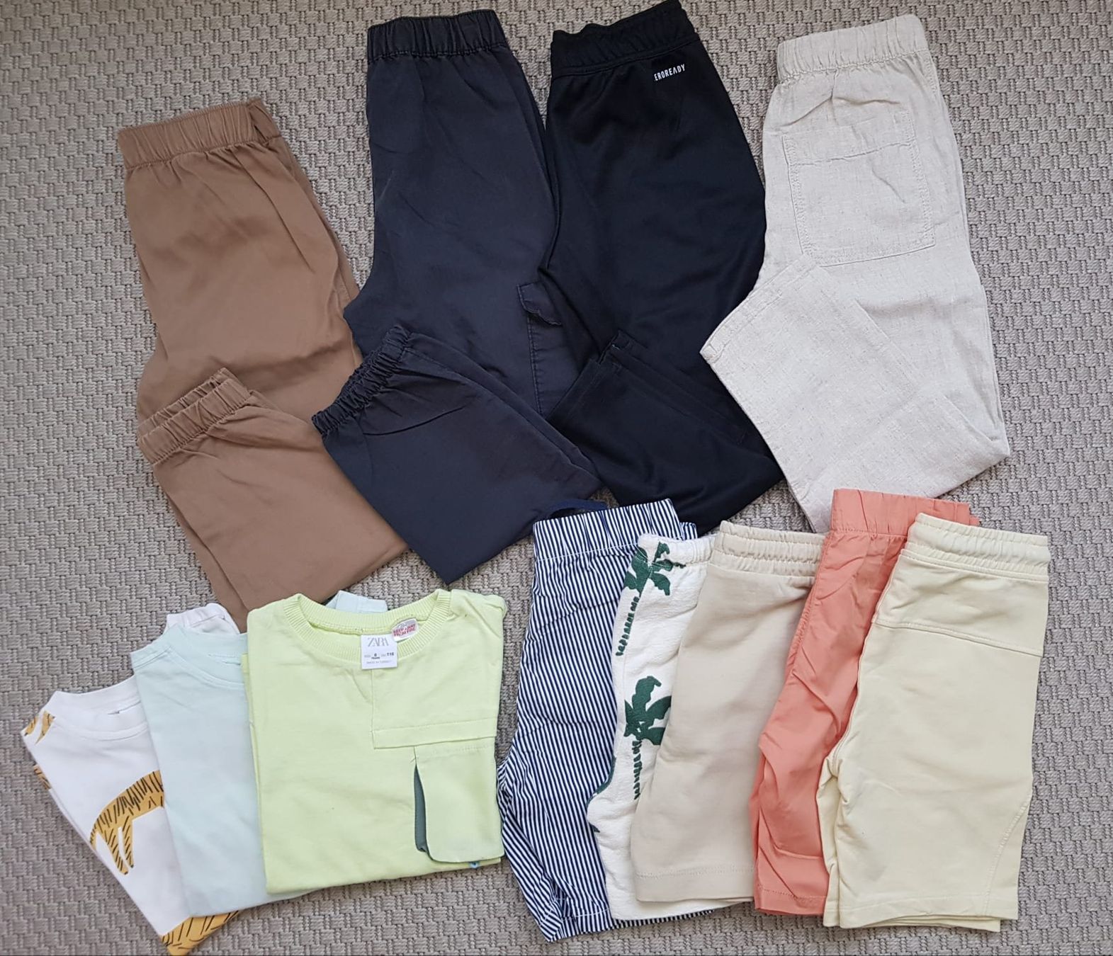 H&M Lotti & Set di vestiti: Kleiderpaket Jungen Grosse 116 – Usato da Münchenstein venduto da mt25