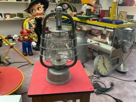 Antike Bunker Lampe